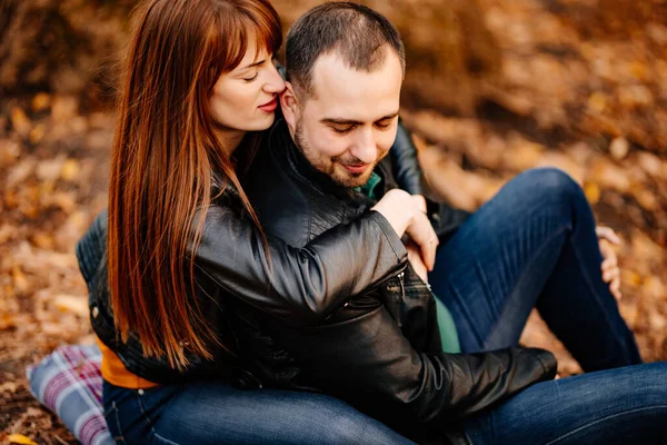 Nahaufnahme. Paar im Herbstpark. — Stockfoto