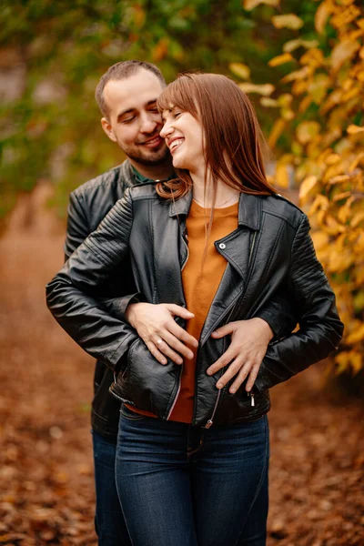 Par promenader i höstparken. romantisk promenad. — Stockfoto