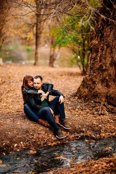 秋の公園で川のほとりに夫婦がいて. — ストック写真