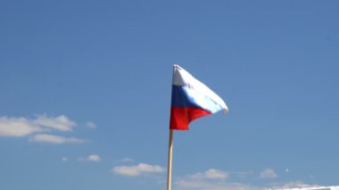 Rus bayrağı gökyüzüne karşı rüzgarda dalgalanıyor.