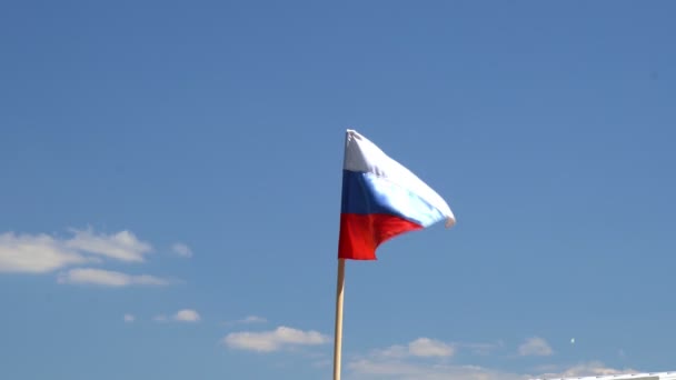 Russische Flagge flattert im Wind gegen den Himmel. — Stockvideo