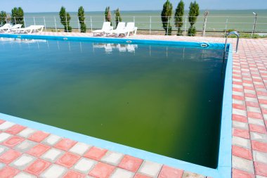 Yeşil suyu olan kirli bir havuz. Tatil köyünde servis kötü. sağlıksız koşullar.