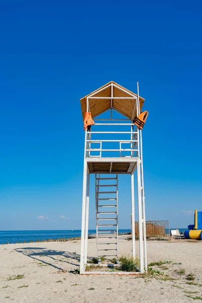 Torre de bote salvavidas de madera blanca en la playa contra el cielo. —  Fotos de Stock
