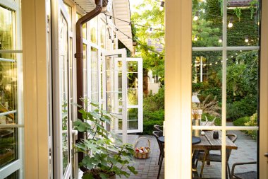 Kır evinin bahçesinde öğle yemeği masası. 