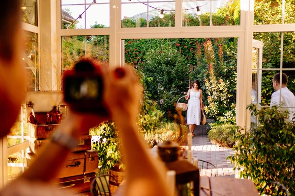 Fotógrafo tira foto de mulher esperando bebê — Fotografia de Stock