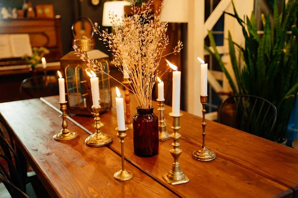 Mesa con flores secas y velas encendidas — Foto de Stock