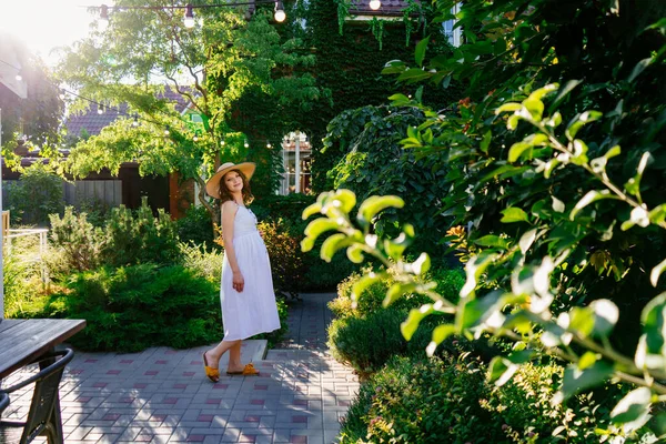 Embarazada en vestido blanco en el jardín trasero de la casa. — Foto de Stock