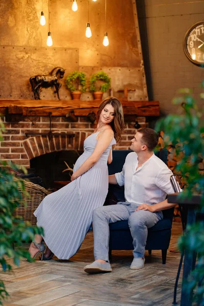 Grávida e homem em roupas inteligentes na casa de campo — Fotografia de Stock