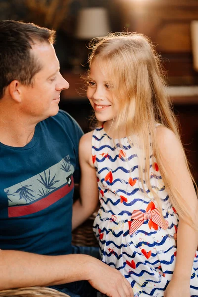 Babam güzel sarışın kızıyla eğleniyor..