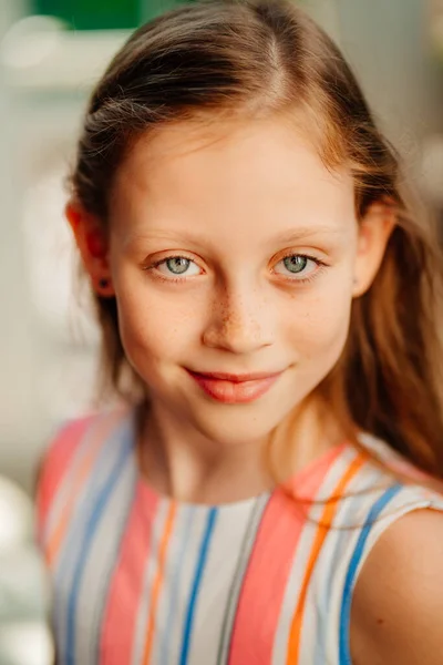 Close up menina com sardas pele limpa e saudável — Fotografia de Stock