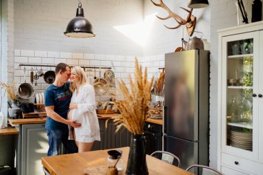 Mutfakta birkaç kucaklaşma. Mutlu hamilelikler.