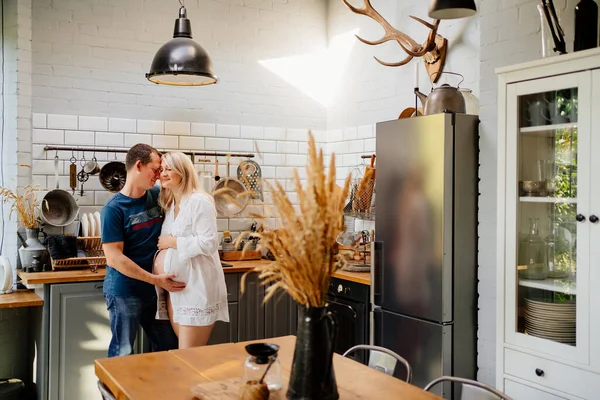 Mutfakta birkaç kucaklaşma. Mutlu hamilelikler.