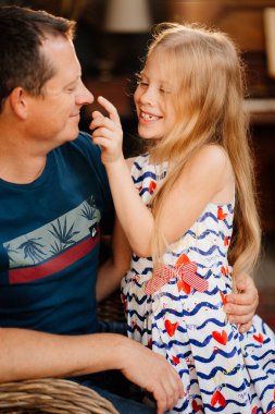 Babam güzel sarışın kızıyla eğleniyor..