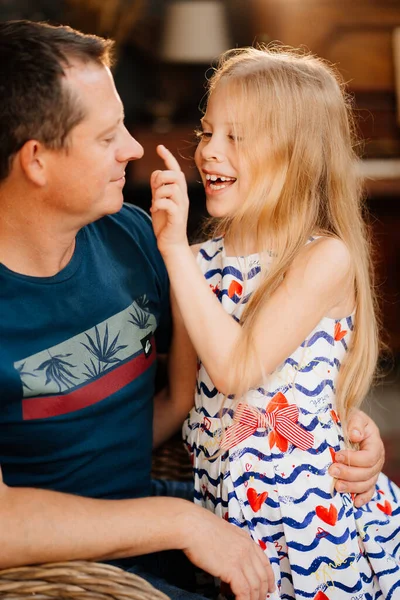 Babam güzel sarışın kızıyla eğleniyor..