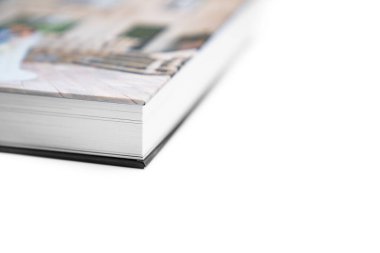 Beyaz masadaki kalın sayfalı düğün fotoğrafı..