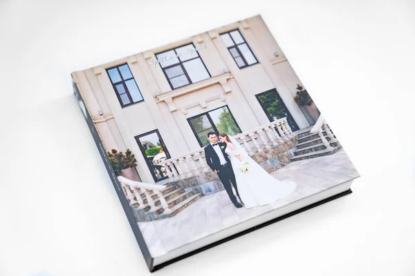 Photobook do casamento com páginas grossas na tabela branca. — Fotografia de Stock