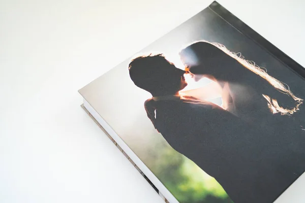 Libro de fotos de boda cerrado con páginas gruesas —  Fotos de Stock