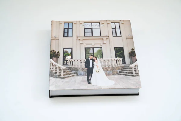 Uzavřená svatební fotokniha s tlustými stránkami — Stock fotografie