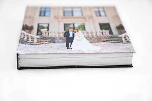 Svatební fotokniha s tlustými stránkami na bílém stole. — Stock fotografie