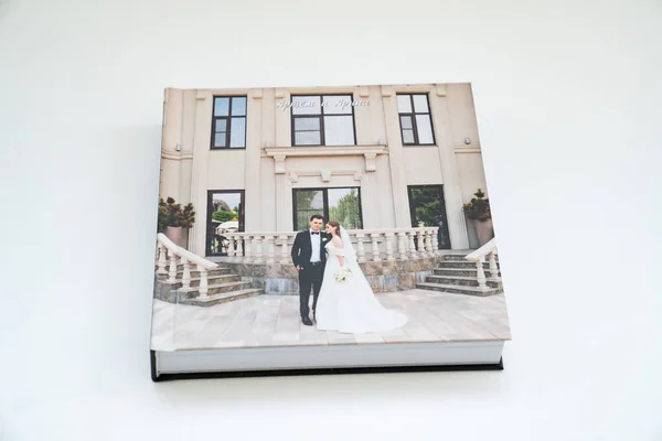 Fotolivro de casamento fechado com páginas grossas — Fotografia de Stock