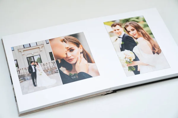 Otevřít knihu svatebních fotografií. — Stock fotografie