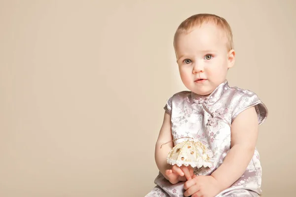 Menina bonito com cabelo curto. guarda-chuva de brinquedo. — Fotografia de Stock