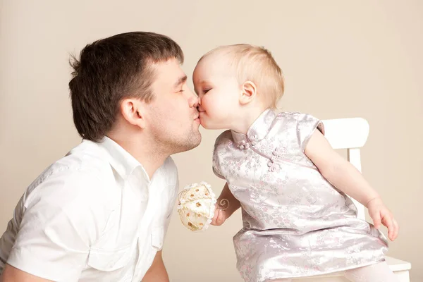 Táta líbá malou dceru. otcovská láska. — Stock fotografie