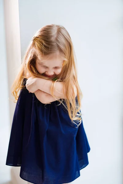 Meisje is boos en knuffelt zichzelf door schouders. — Stockfoto