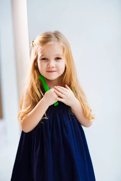 Une petite fille avec jouet préféré de dinosaure farci. — Photo