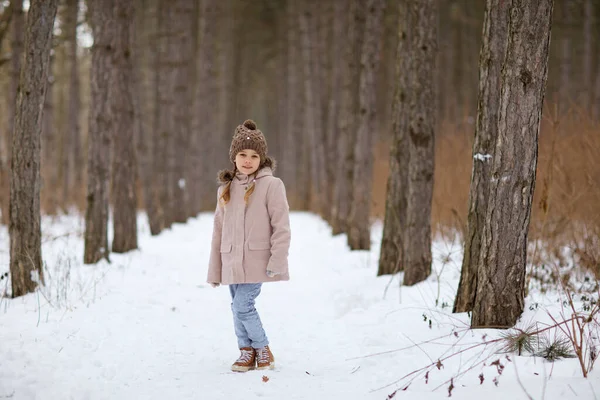 Girl in snowy winter forest. travel with children. — Stock Photo, Image