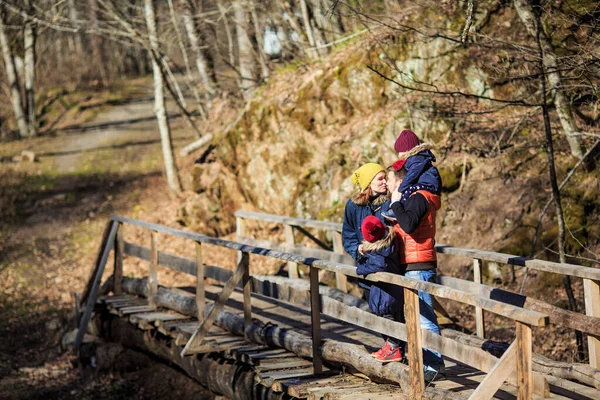 Família com filhas na ponte na floresta montesa — Fotografia de Stock