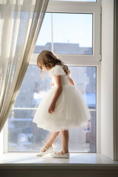 Маленька дівчинка чекає на Миколая біля вікна.. — стокове фото