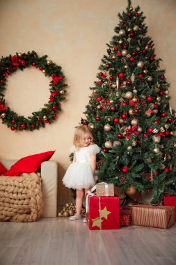 Çatı katındaki Noel ağaçlarının arka planındaki kız.