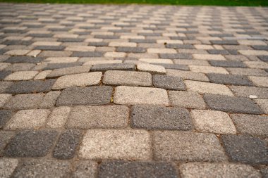 Yanlış döşenmiş asfalt levhalar. yoldaki tümsekler.