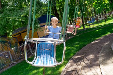 Eğlence parkında zincir zinciri dönüyor..