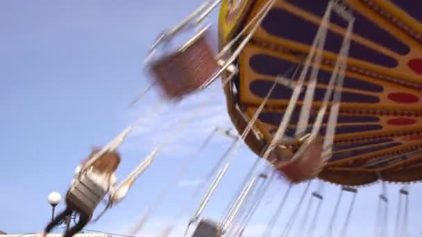 Kettingcarrousel draait rond in pretpark. familie rit swing in het weekend — Stockvideo