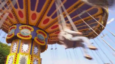 Lunaparkta zincir zinciri dönüyor. Kızlar hafta sonları salıncağa biner. - Rusya. Rostov-on-Don 29.09.2020