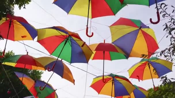 Dekoracja ścieżki w parku z kolorowymi parasolami. — Wideo stockowe