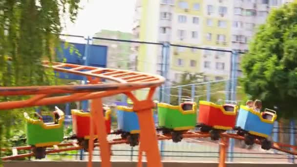 Au ralenti. montagnes russes. voiture avec des filles chevauche sur les rails dans le parc d'attractions. Rostov. La Russie. 29 / 09 / 2020 — Video