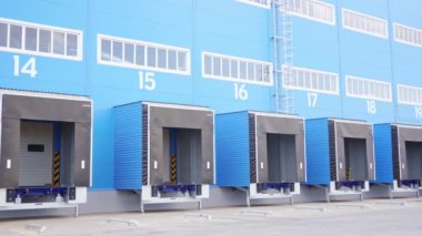 Depoya yükleme platformları. Çevrimiçi bir mağaza için büyük lojistik merkezi.