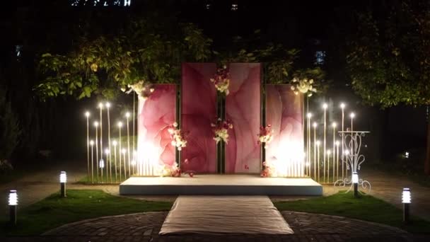 Decoración de la boda por la noche. lugar para la ceremonia de salida por la noche. — Vídeos de Stock