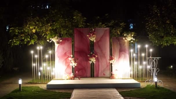 Décor de mariage rose la nuit. lieu de la cérémonie de sortie le soir. — Video