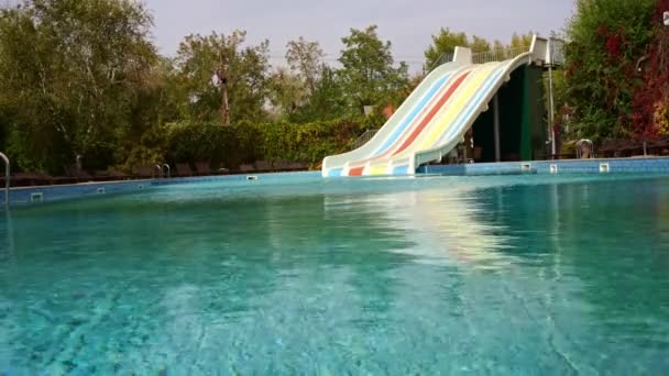 Piscina vacía y toboganes acuáticos. no hay turistas en el hotel. crisis en los negocios turísticos. — Vídeo de stock