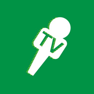 TV mikrofon işaret illüstrasyon. Vektör. Yeşil arka plan, sarı çizgili gölge beyaz düz simgesi.