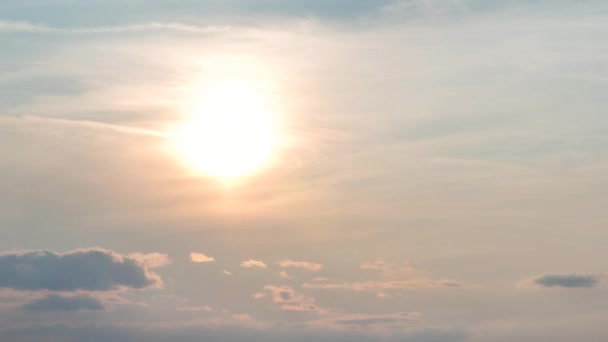 Φωτογράφιση Ηλιοβασίλεμα Ενάντια Στον Ουρανό Σύννεφα Κινείται Διαφορετικές Κατευθύνσεις — Αρχείο Βίντεο
