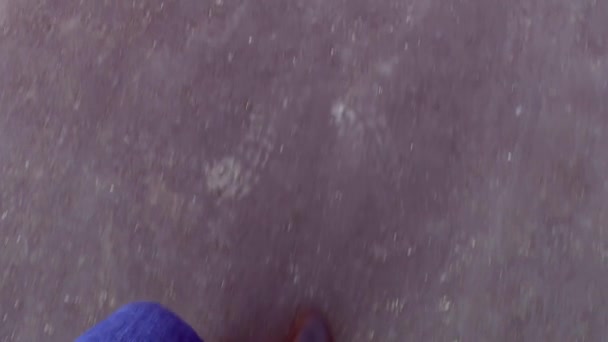 Hombre Con Jeans Botas Negras Está Caminando Por Camino Asfalto — Vídeo de stock