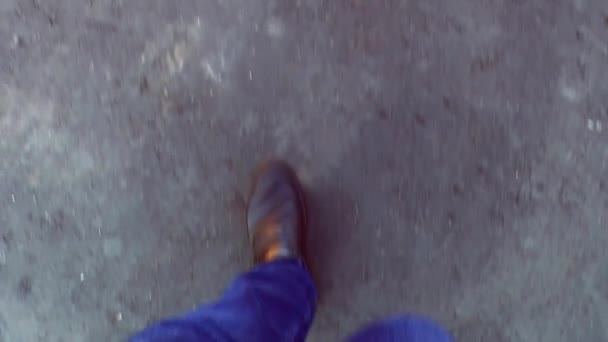 Hombre Con Jeans Botas Negras Está Caminando Por Camino Asfalto — Vídeos de Stock