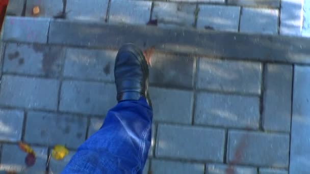 黒いブーツとジーンズの男が階段を下りて 人間の足のトップ ビュー — ストック動画