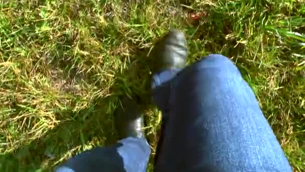 Uomo Cammina Sull Erba Verde Gambe Jeans Stivali Scuri Vista — Video Stock