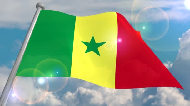 塞内加尔国旗在风中飘扬 与蓝天同在 云层密布 太阳镜头上闪过一闪 视频循环和 程序解码 — 图库视频影像